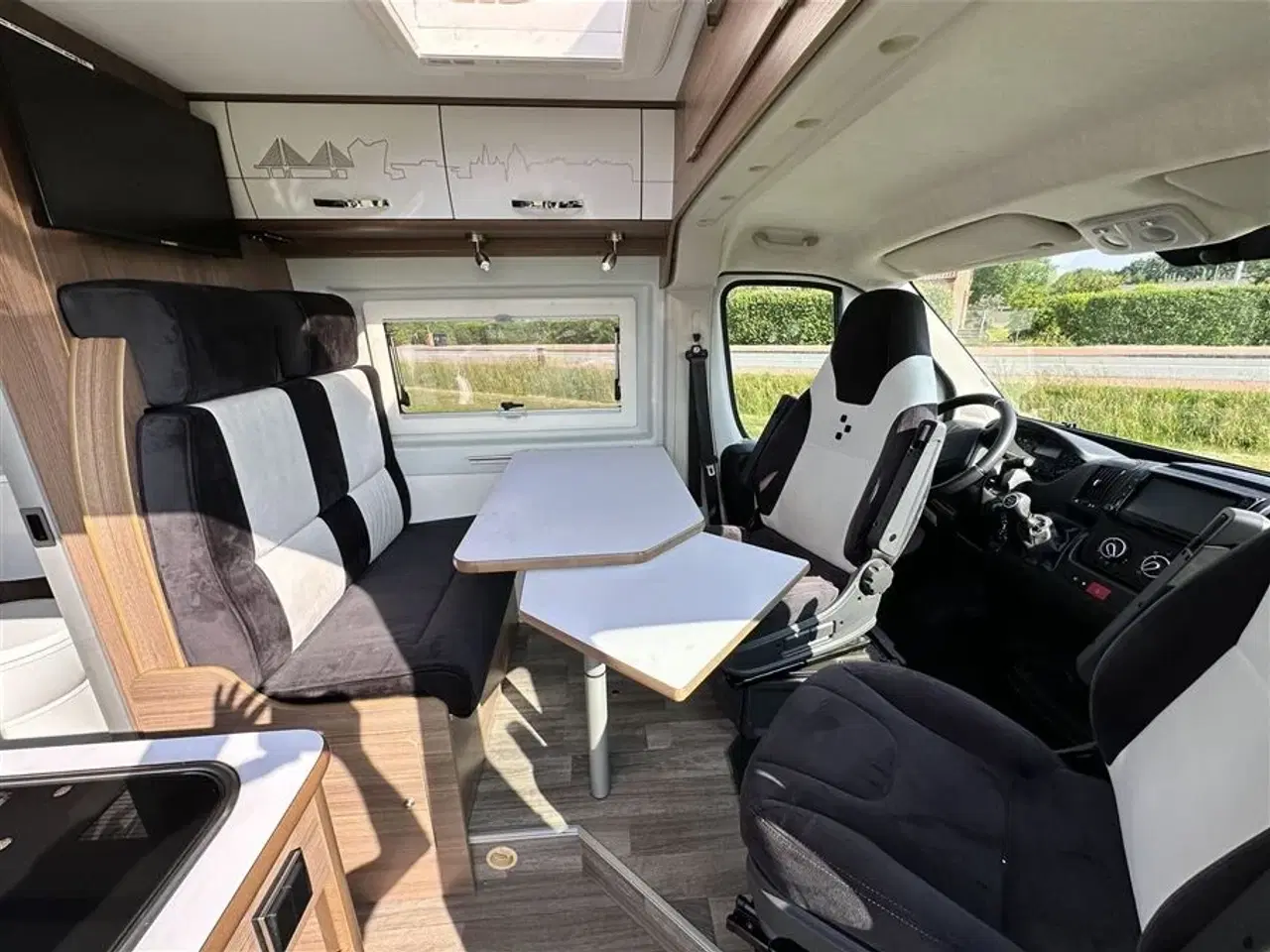 Billede 14 - 2021 - Bravia 636 140 Hk Edition 30   Campervan med langsgående senge og god indretning