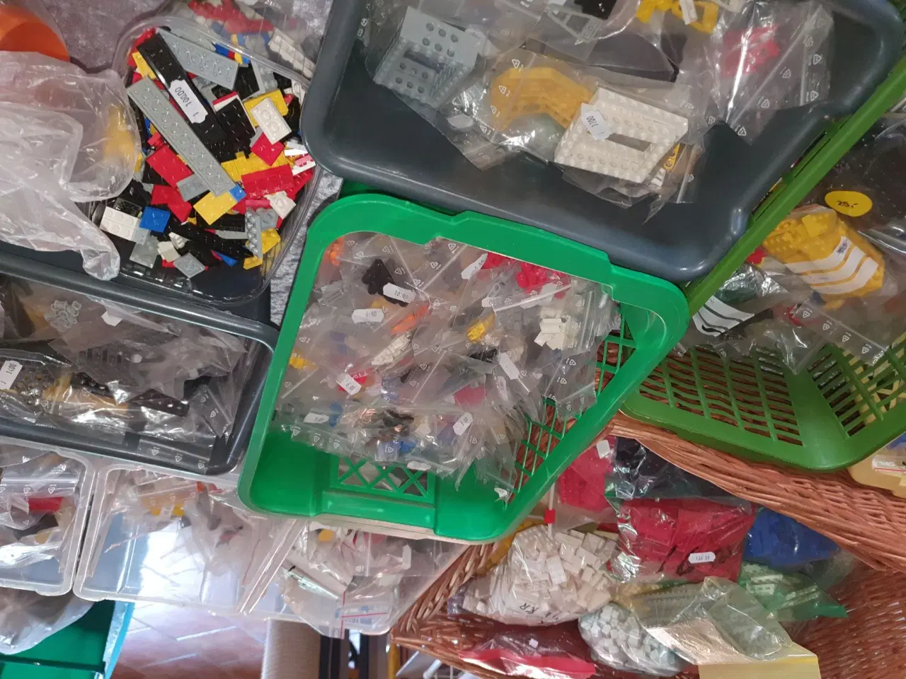 Billede 3 - Færdigt bygget og lego stumper