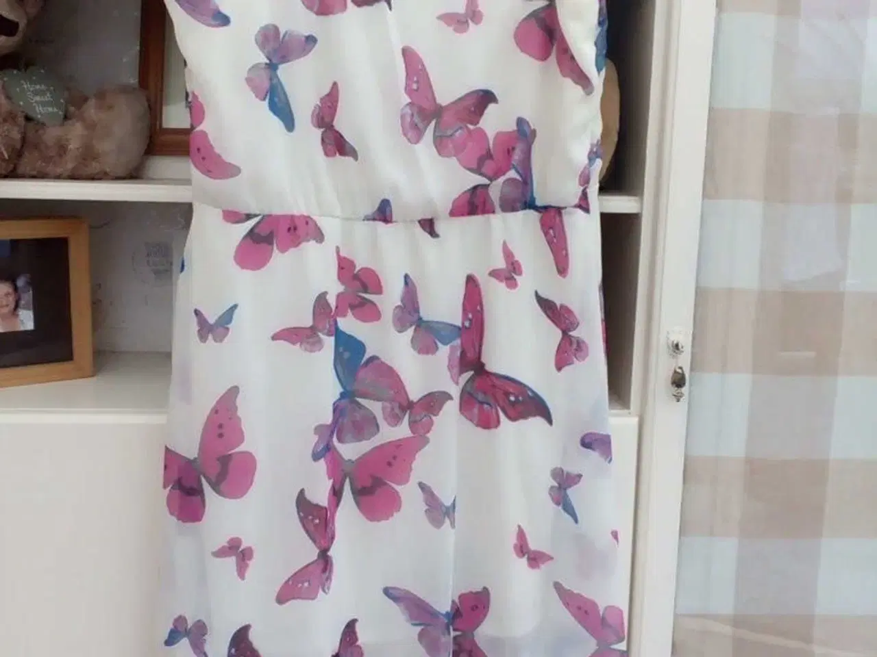 Billede 3 - Kjole- hvid kjole med sommerfugle/størrelse 40-42