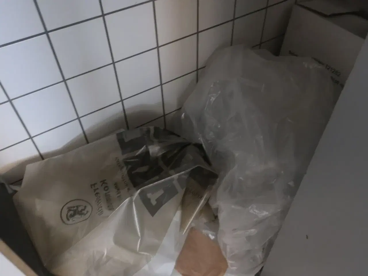 Billede 4 - Støvsuger NILFISK / rengøringsartikler m.m.