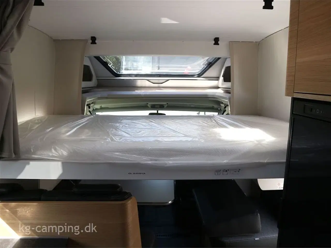 Billede 23 - 2024 - Adria Matrix Axess M670 SL   Nu nedsat med kr.72.709 | Enkeltsenge og sænkeseng i forenden.