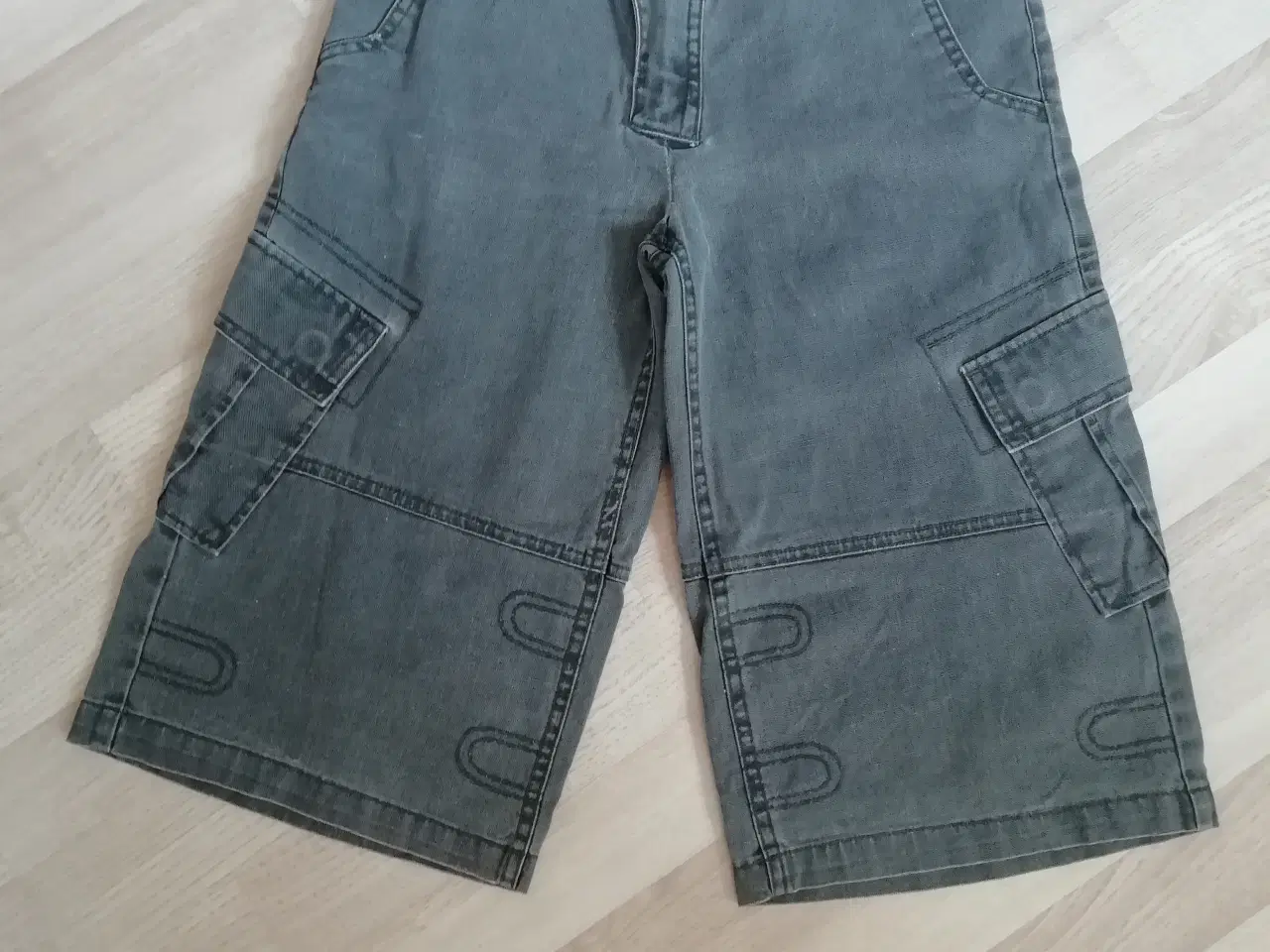 Billede 1 - shorts med lårlommer str. 152