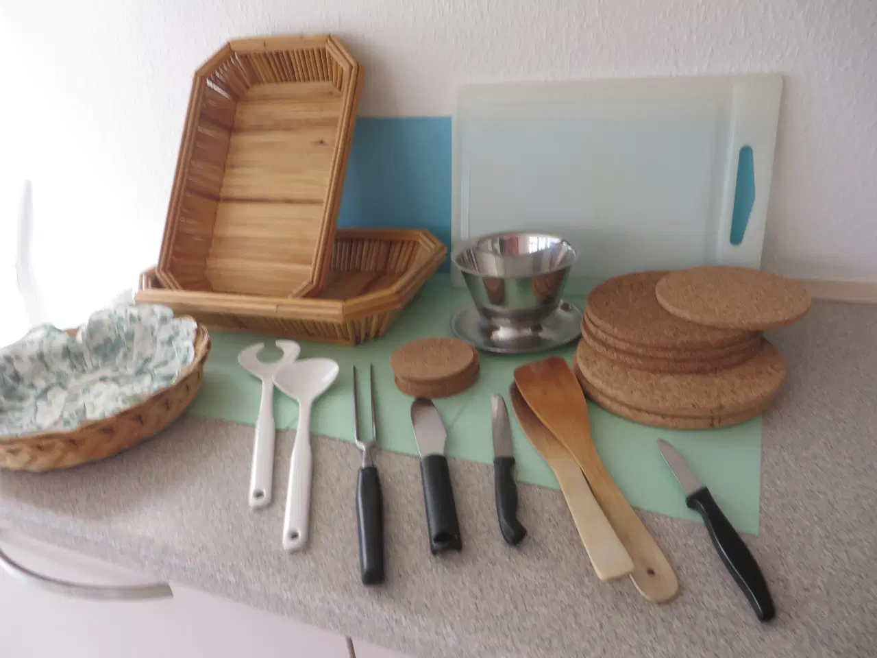 Billede 5 - Brødkurve, skærebræt, køkkenredskaber, bordskåner 