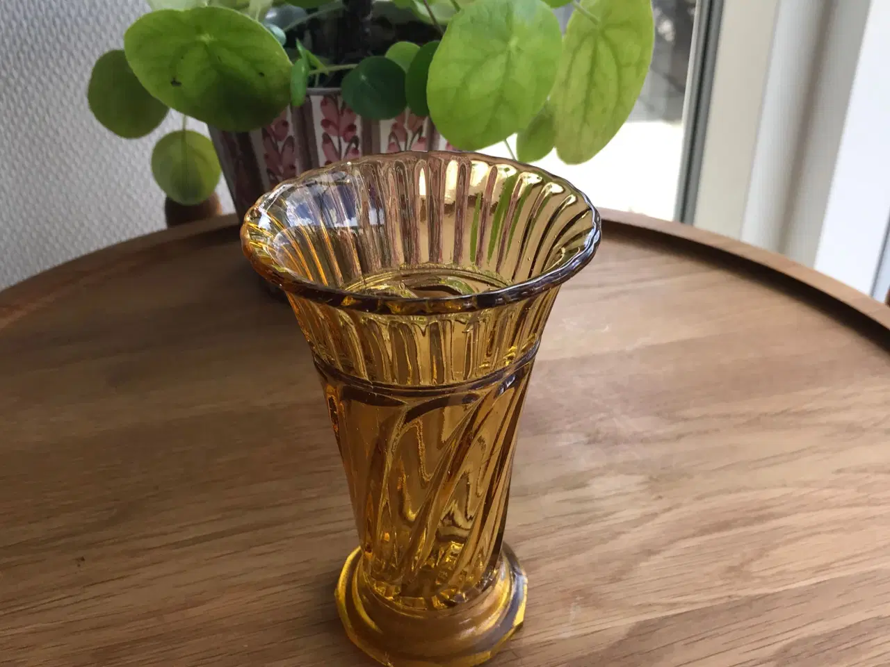 Billede 1 - Ravgul vase, Skjold fra Holmegaard