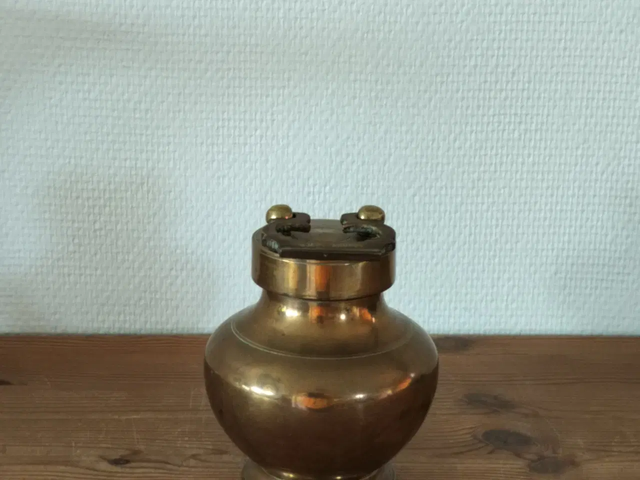 Billede 2 - Indisk vievandskrukke i massiv messing﻿