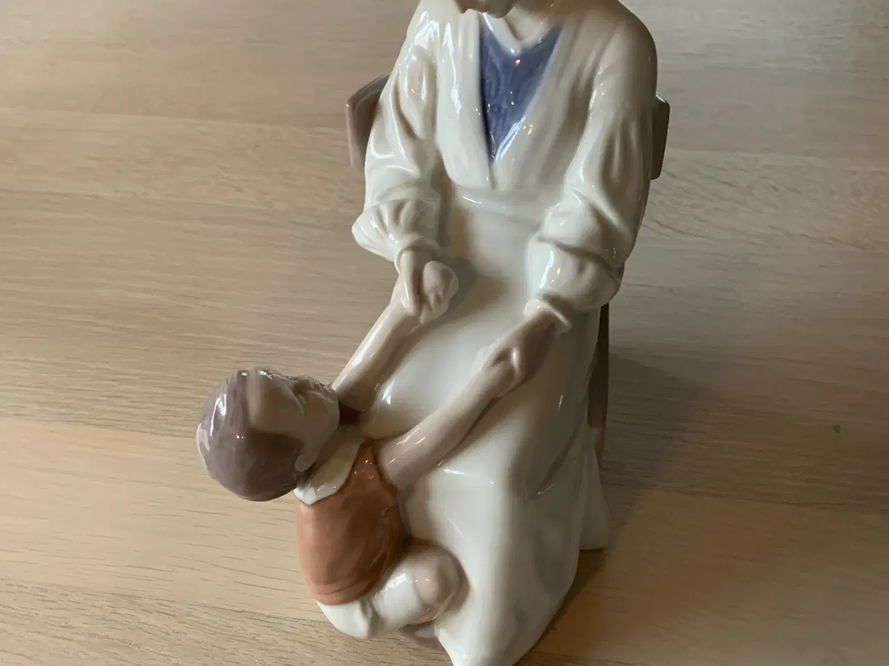 Billede 1 - B & G figur af mor med søn nr. 1642