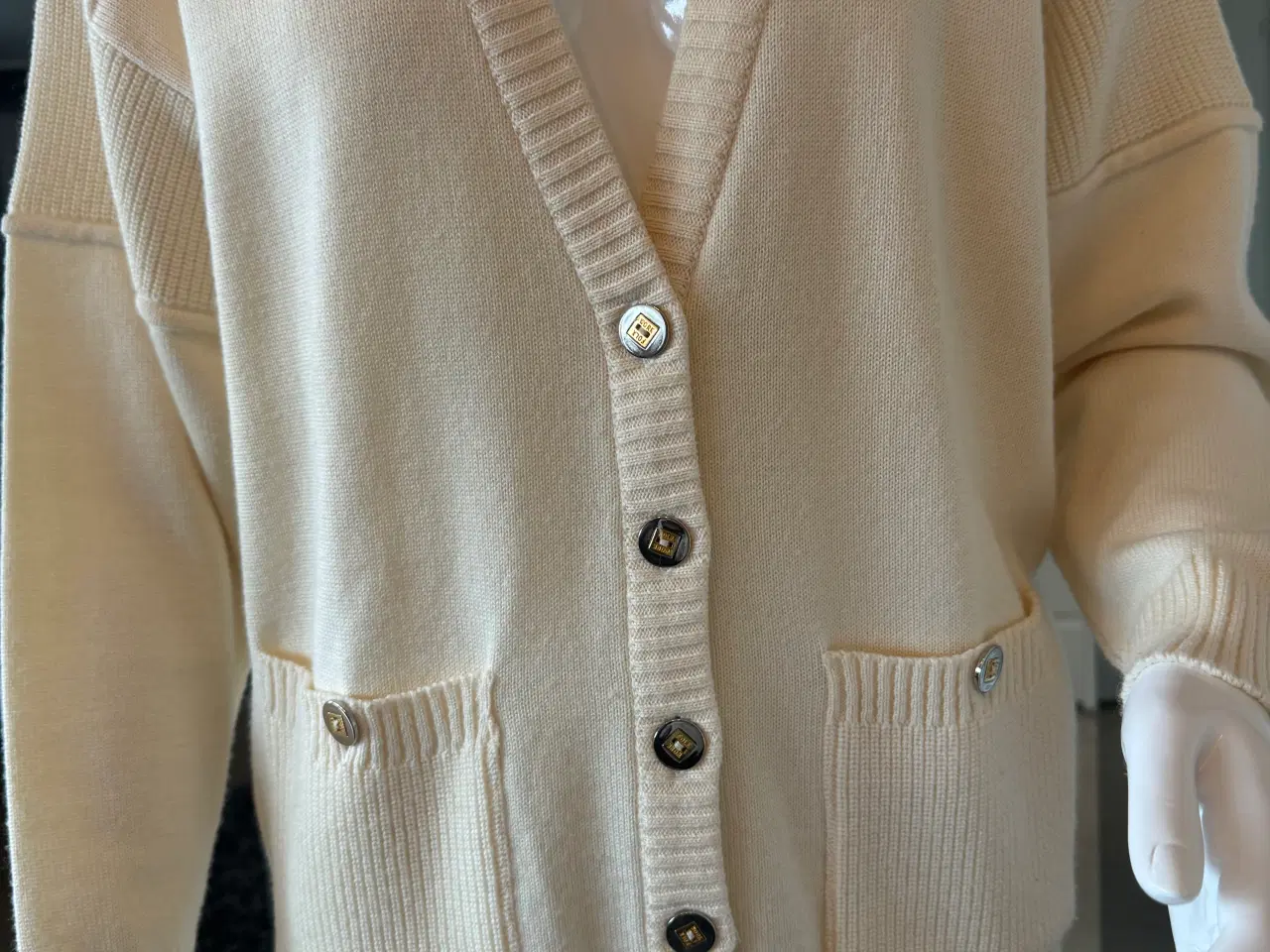 Billede 2 - MICHA cardigan i uld str 42