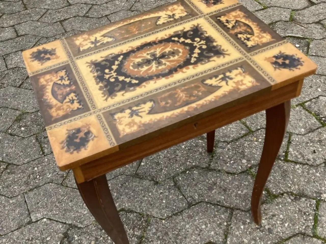 Billede 1 - Smukt lille sybord med intarsia
