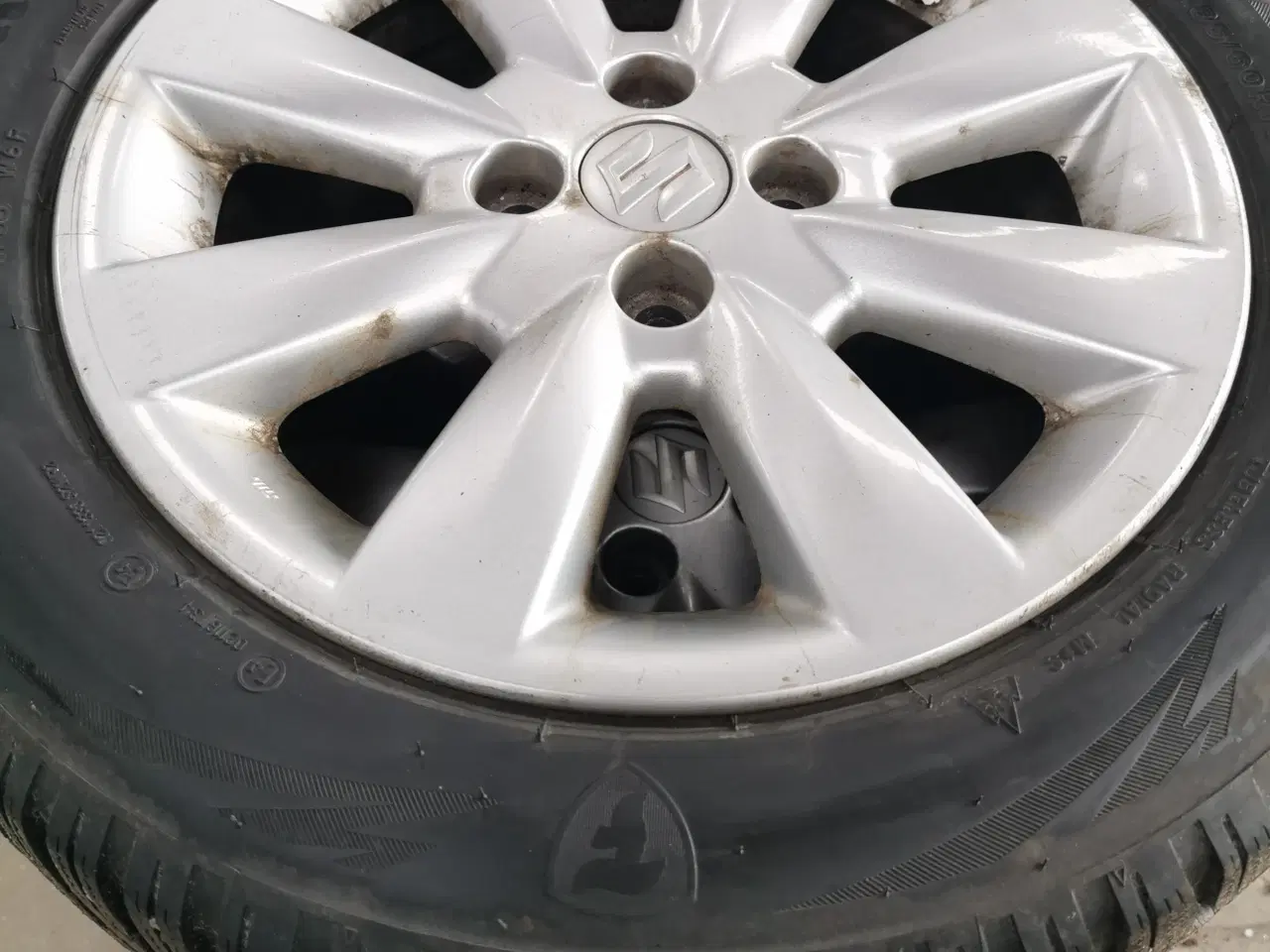 Billede 1 - Alufælge på næsten nye vinterdæk suzuki Liana 