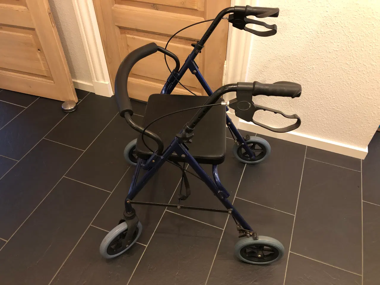 Billede 1 - Rollator med sæde