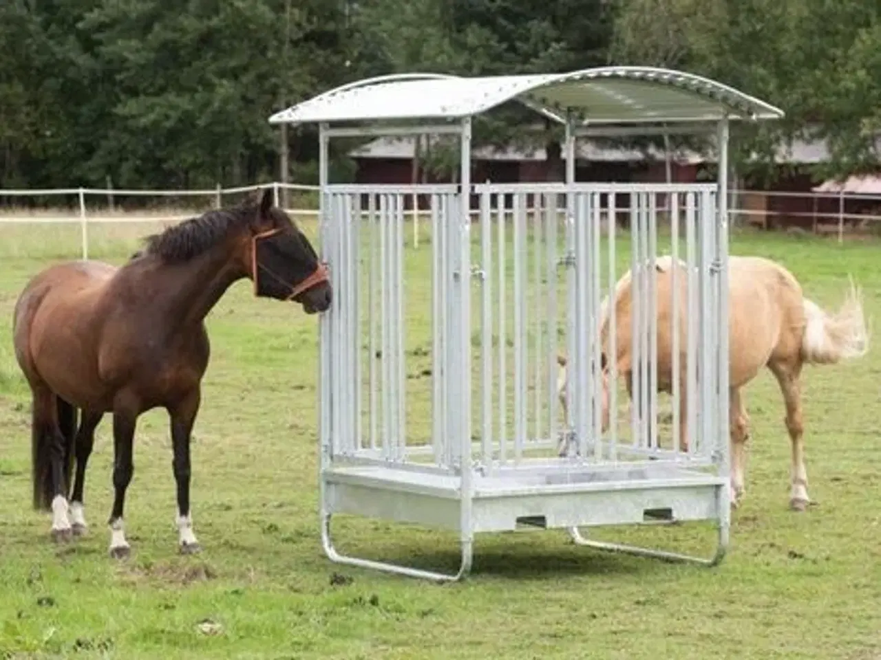 Billede 2 - Foderhæk med gitterlåge til heste, 8 pladser