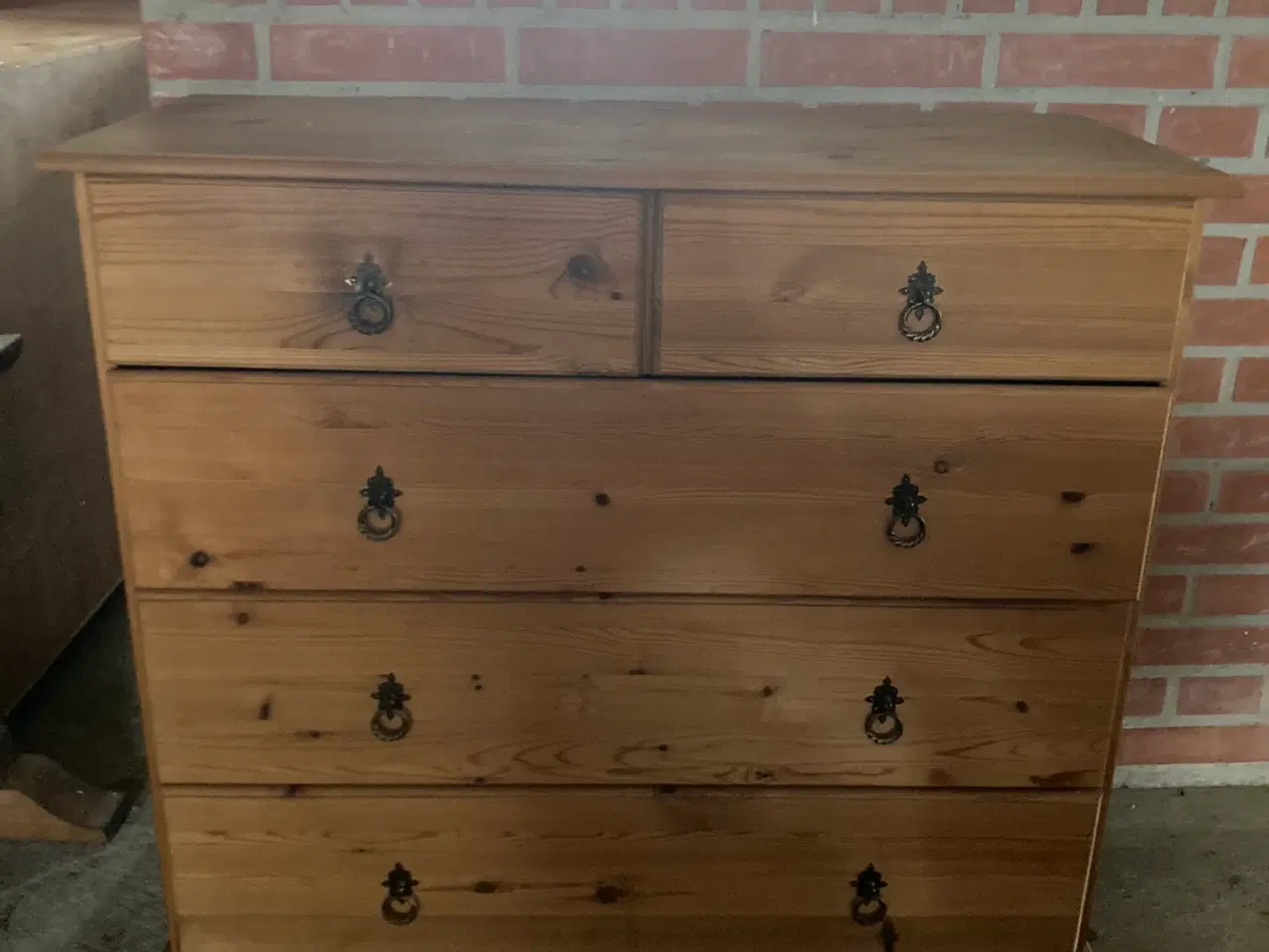 Billede 1 - PRAKTISK KOMMODE I FYRRETRÆ