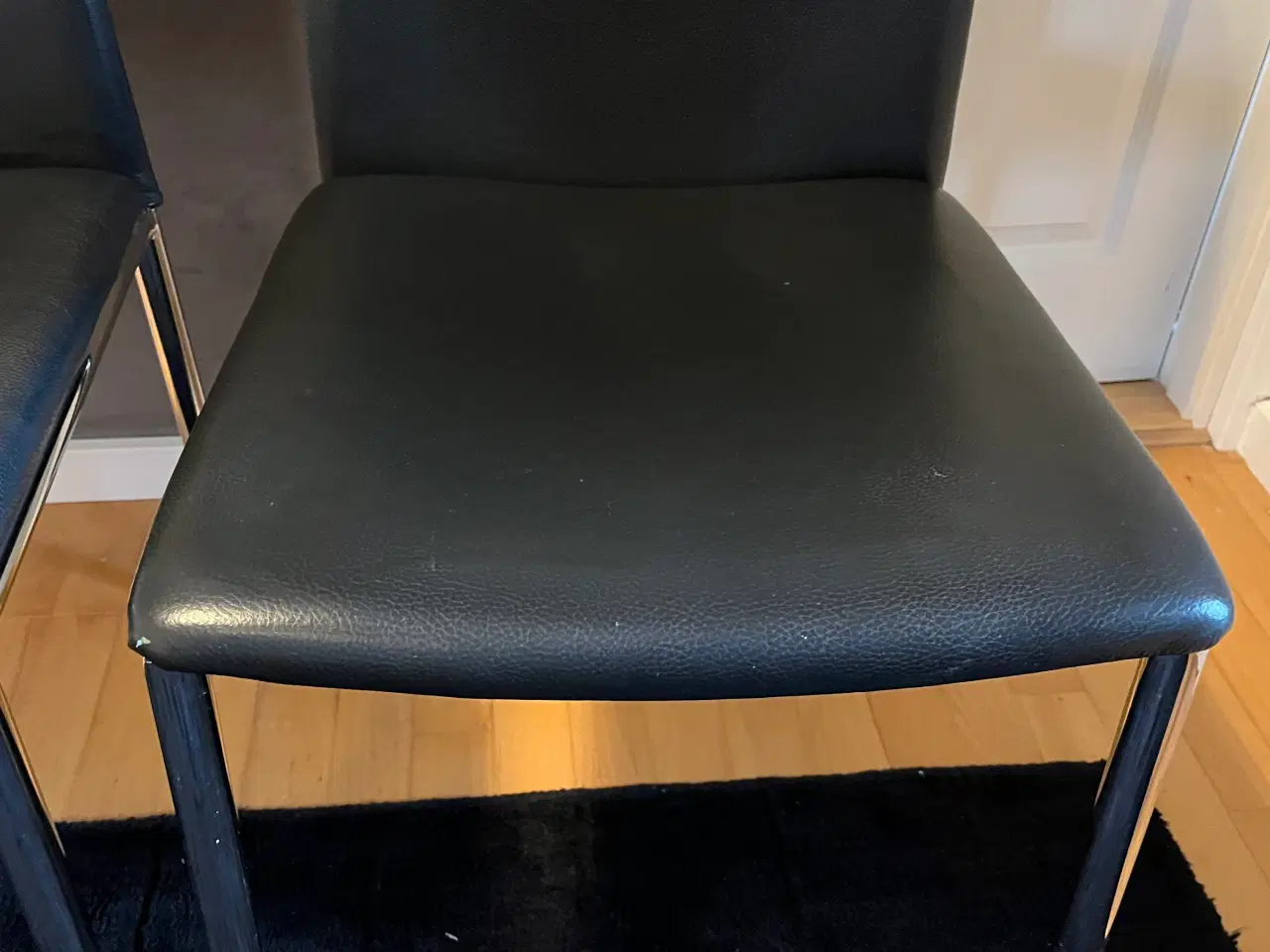 Billede 5 - 2 spisebordsstole i sort læder/stålben