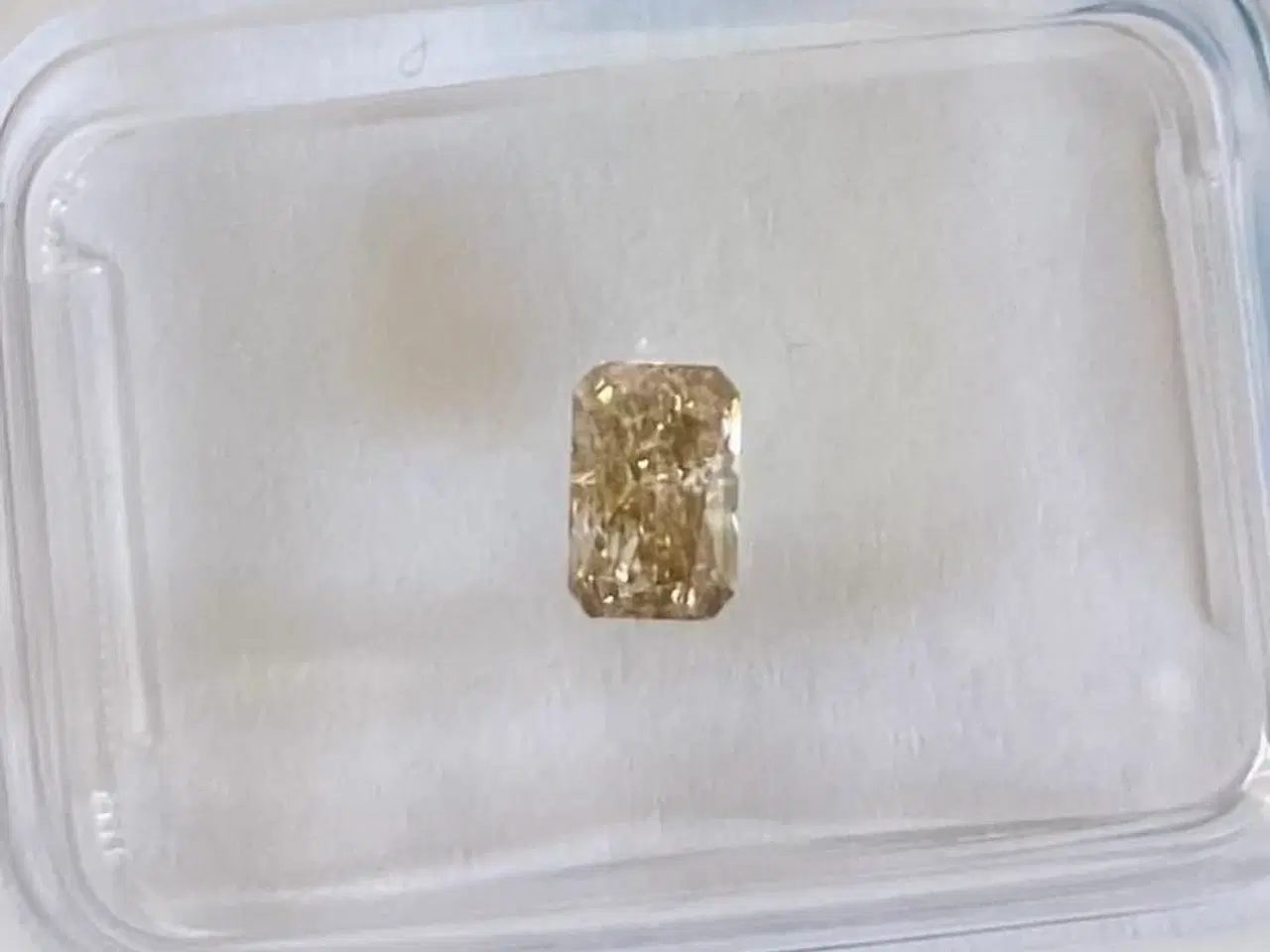 Billede 2 - 0,44 ct Naturlig Fancy Yellow Diamant - VS2– IGI-c
