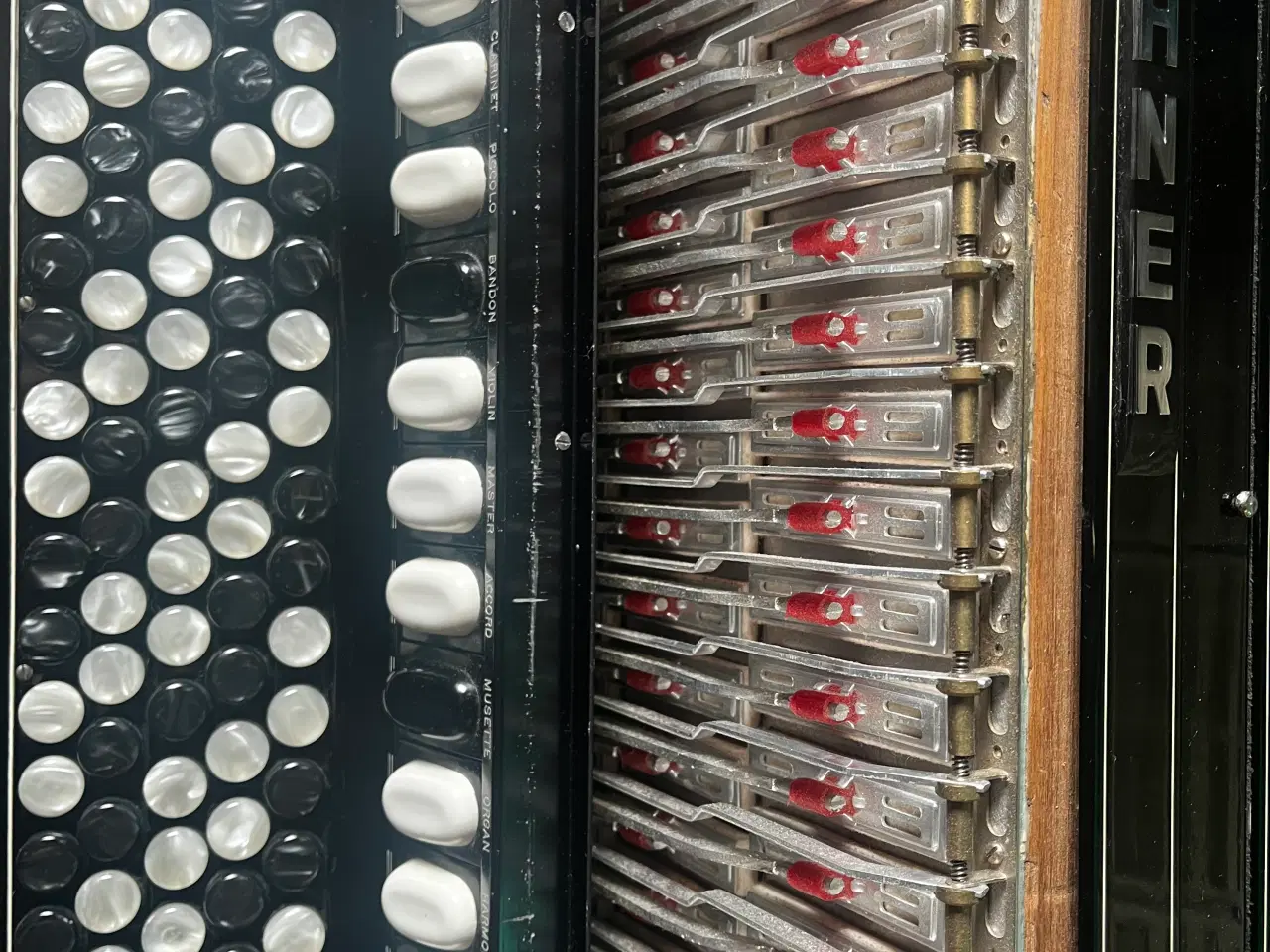 Billede 8 - Unik Hohner kvalitetsharmonika der kun fås brugt