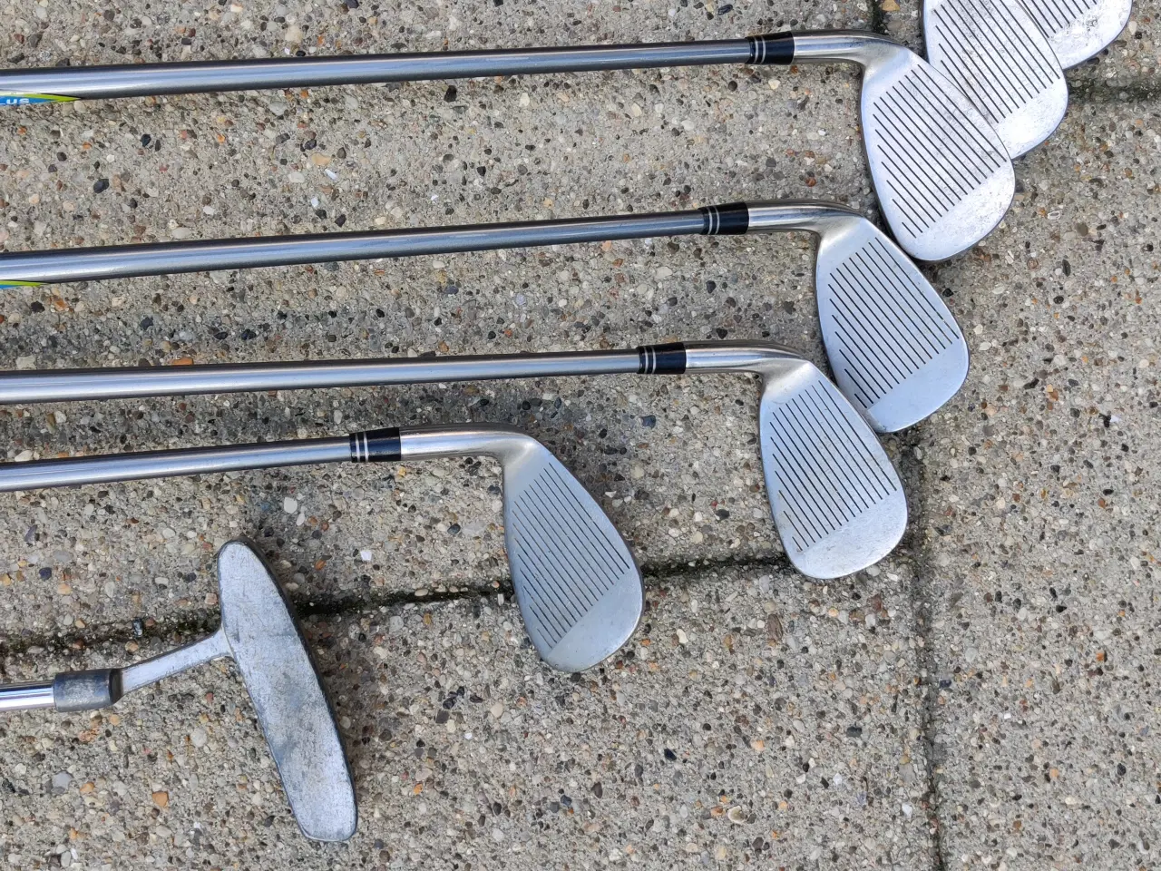Billede 2 - Golfudstyr. Vogn, bag, jern og køller.
