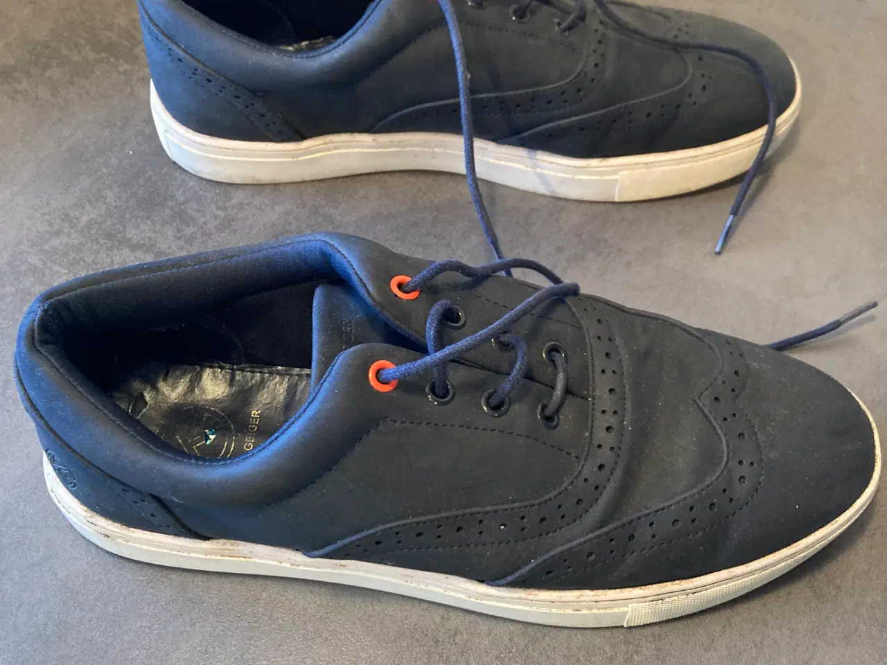 Billede 2 - Mørkeblå Kurt Geiger fritidssko