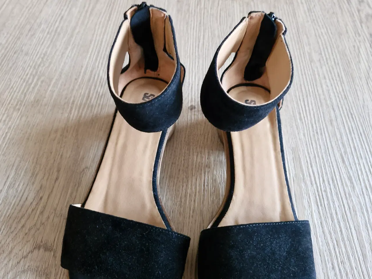 Billede 2 - Sandaler i sort ruskind fra Soon