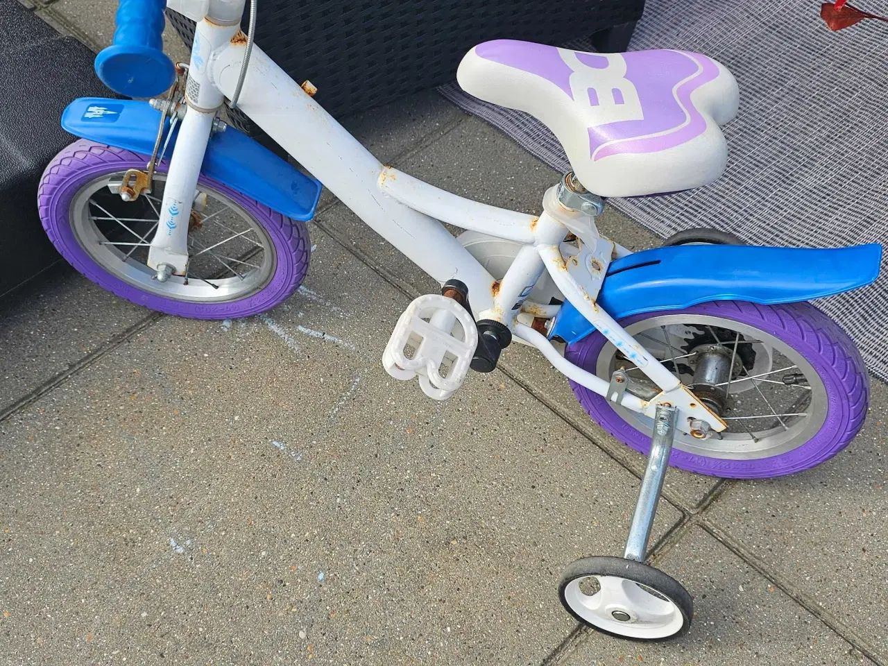 Billede 3 - Lærer cykel til pige
