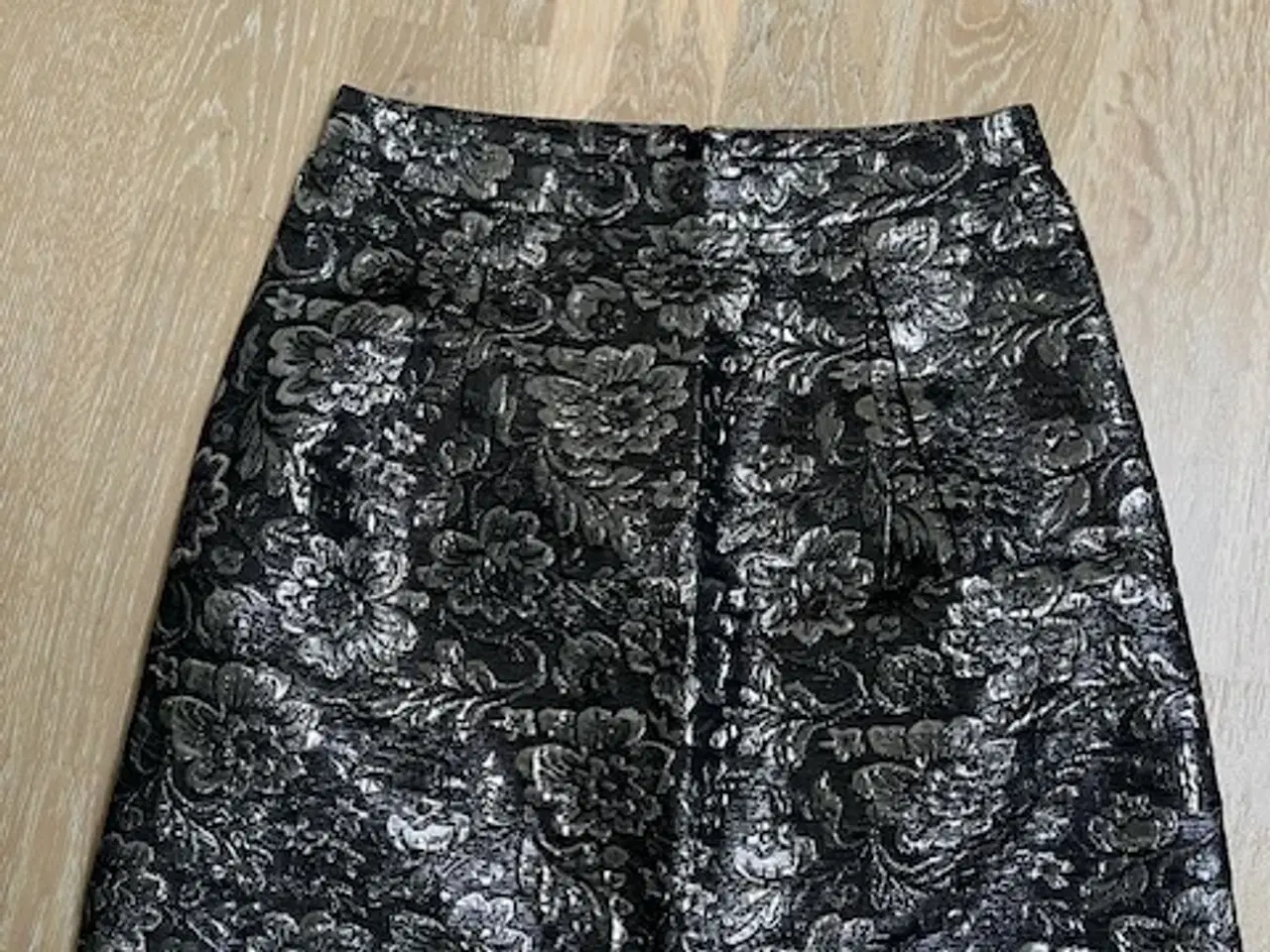 Billede 1 - Sort/sølv nederdel til din næste fest
