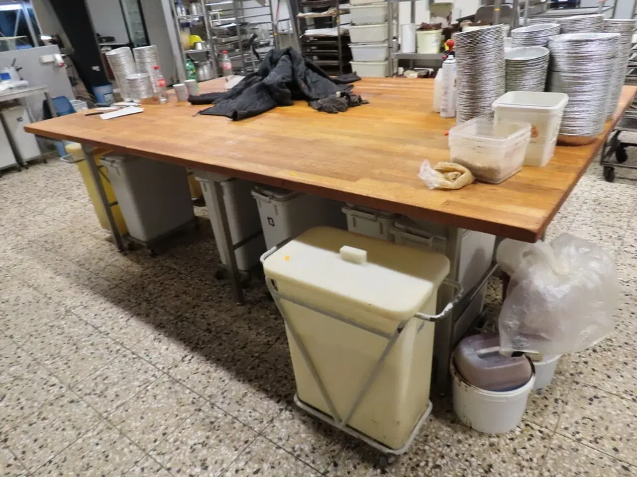 Billede 1 - Arbejdsbord med indhold