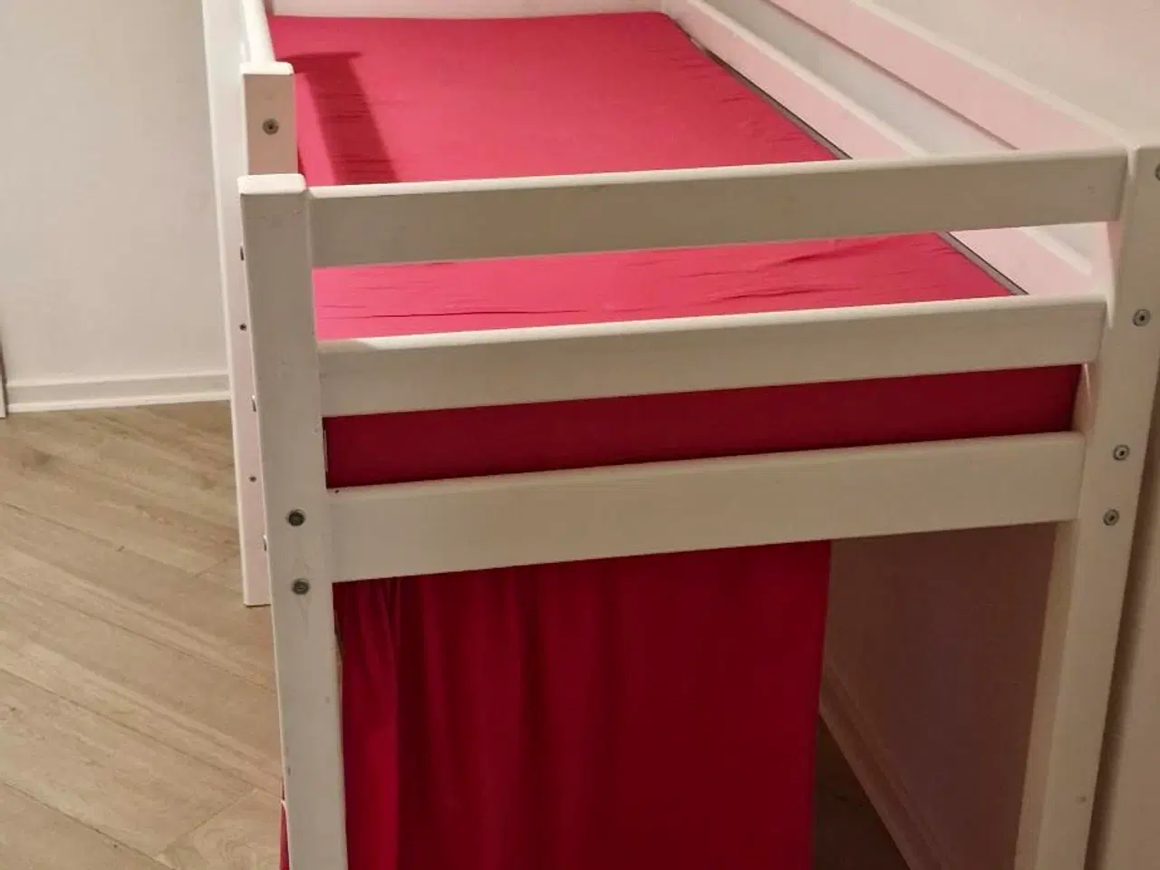 Billede 4 - Børneseng med hule