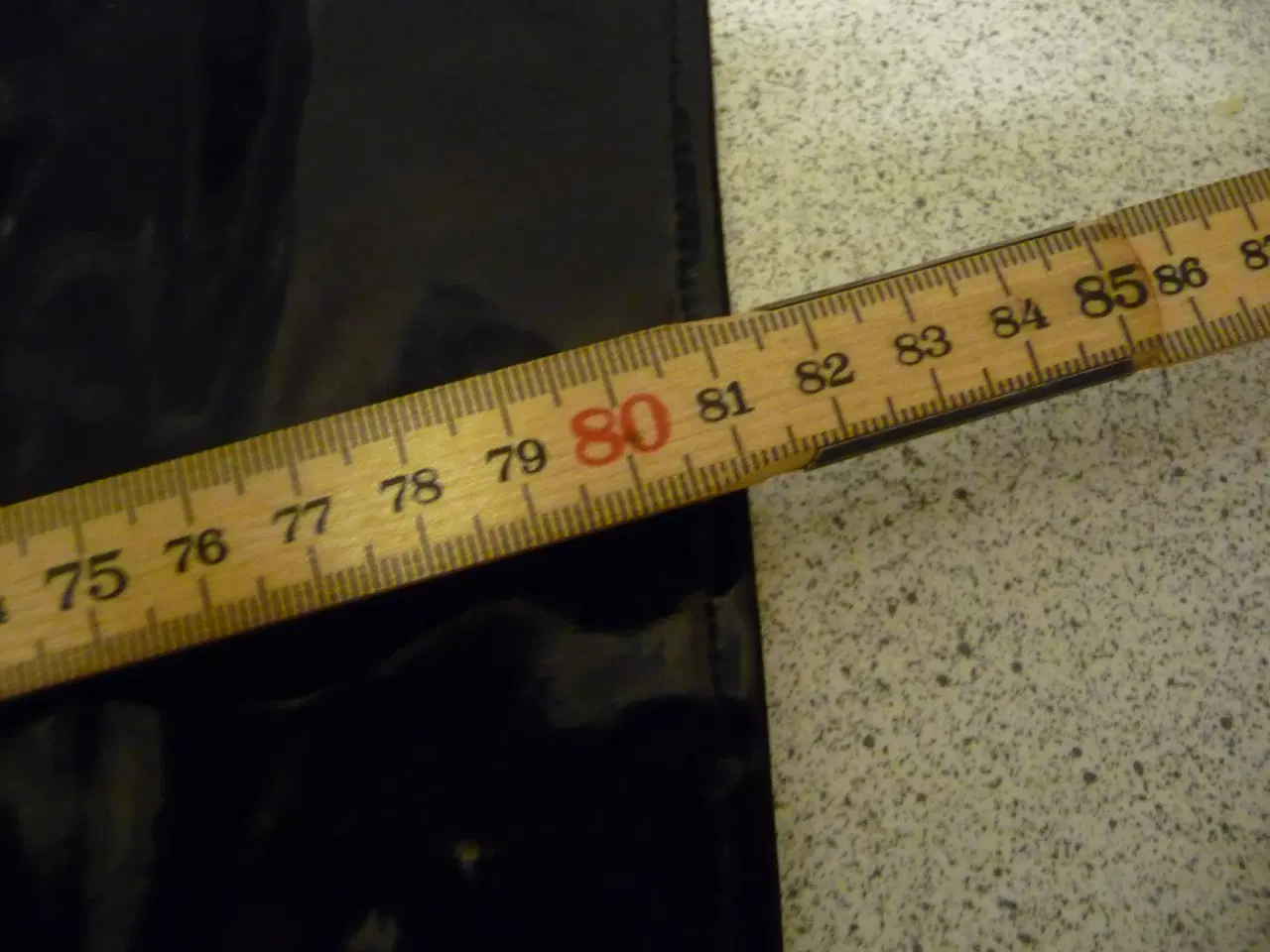 Billede 2 - sort lak slå nederdel 81 cm i omkreds