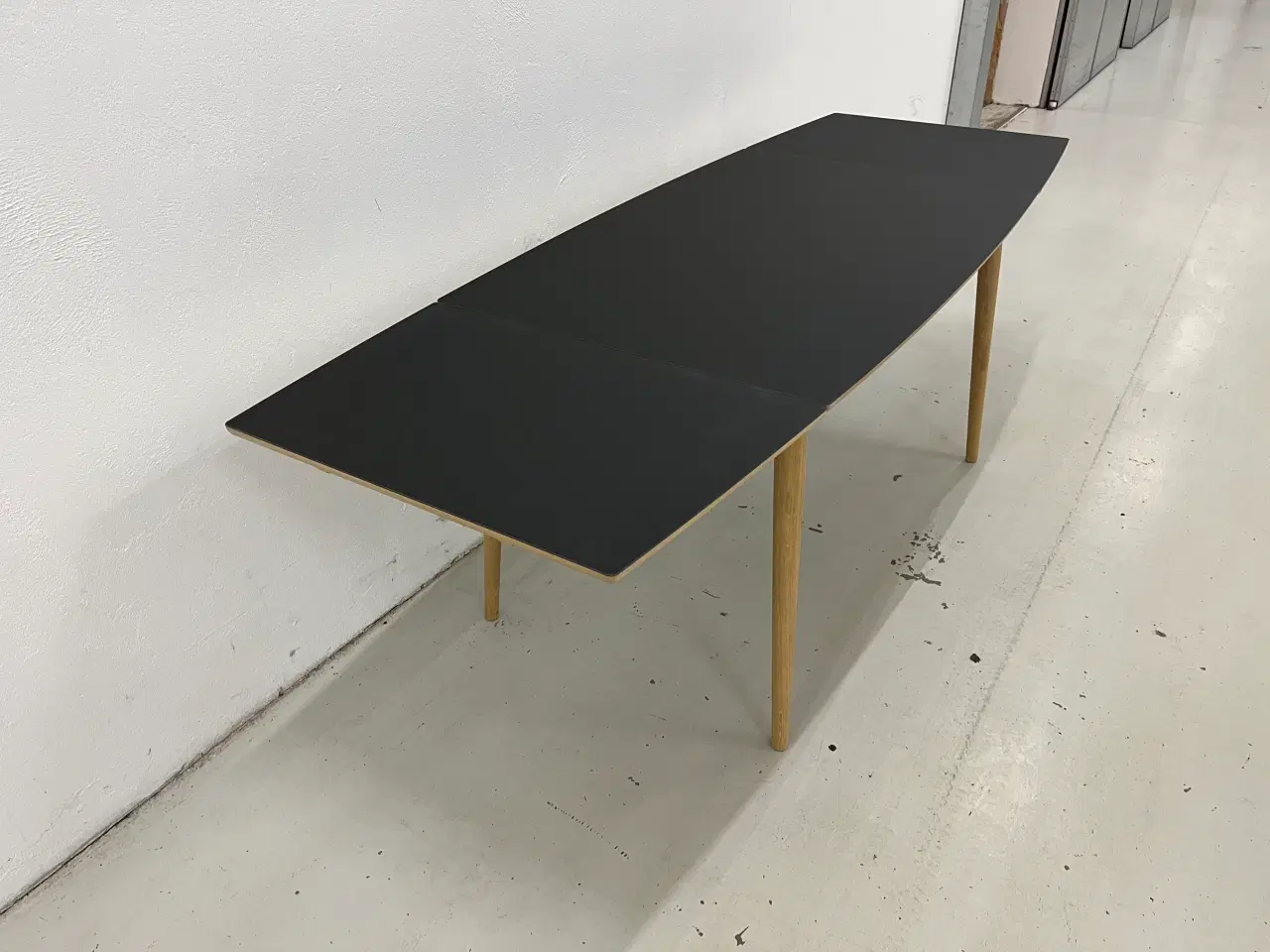 Billede 6 - Curve spisebord fra Pbj design sort linoleum og Eg