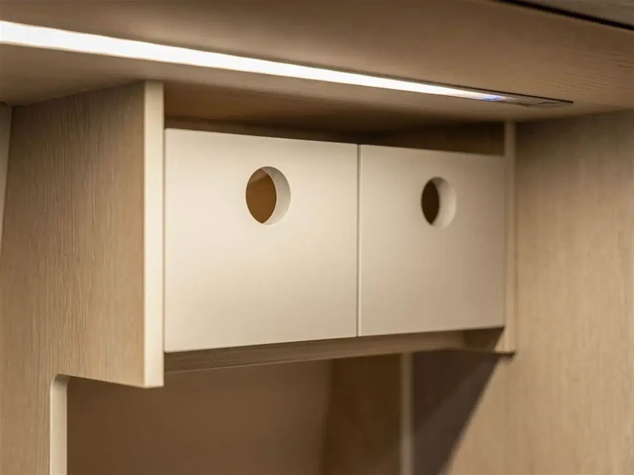 Billede 15 - 2026 - Tourne 6.4 Cruise aut. gear - Black   Den originale Tourne med langsgående senge