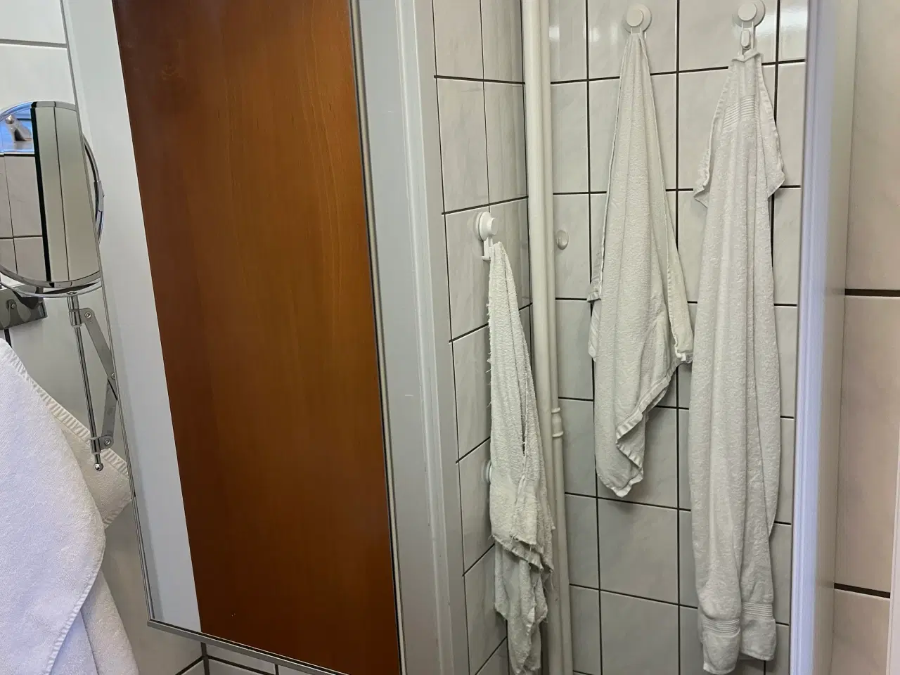 Billede 1 - Væghængt skab med spejl