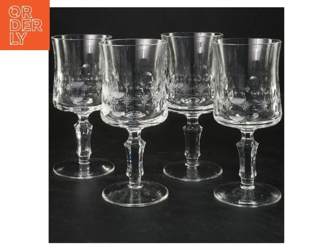 Billede 1 - Sæt af fire dekorative vinglas (str. 15x7 cm)