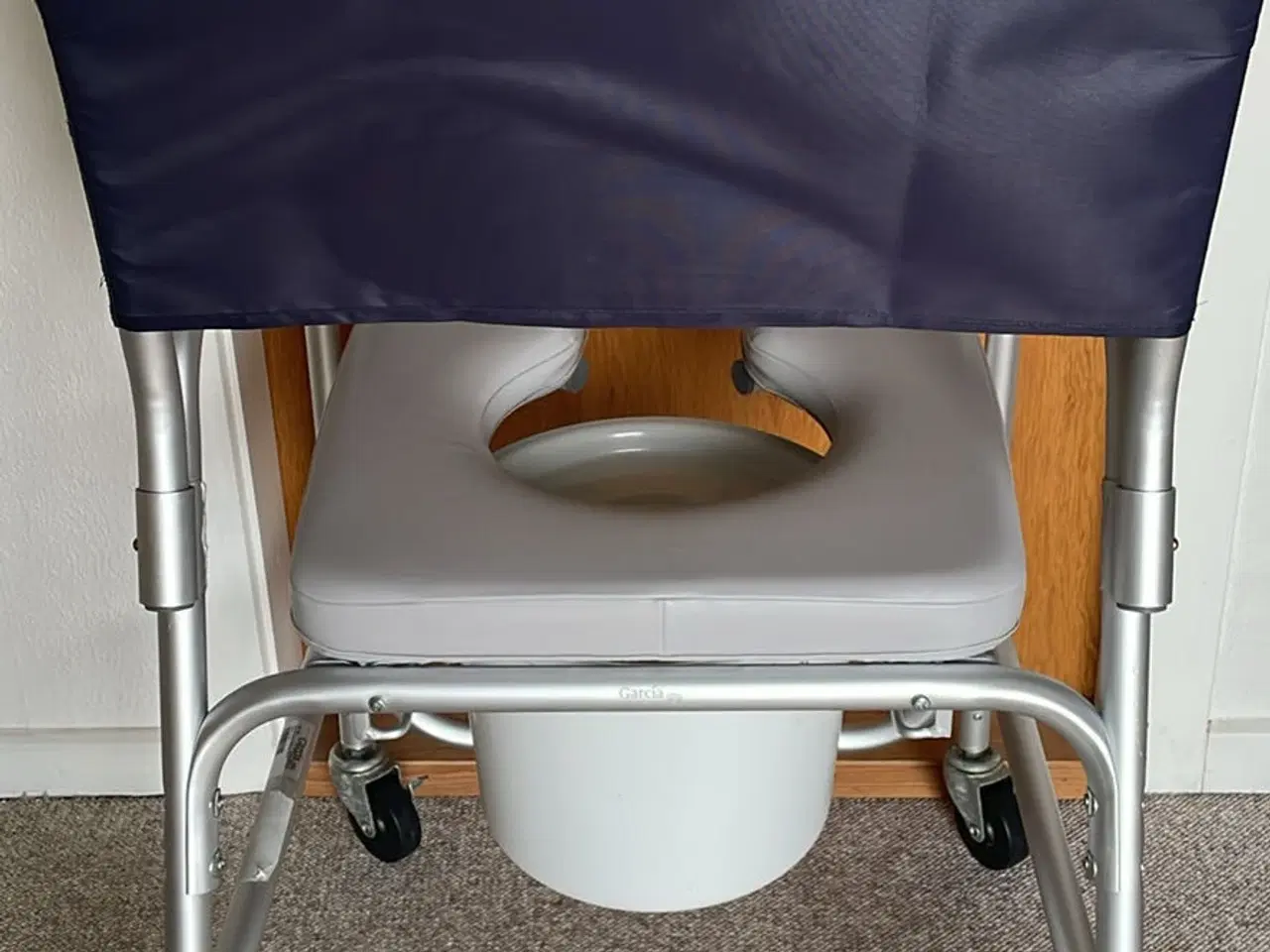 Billede 3 - Toiletstol med tilbehør