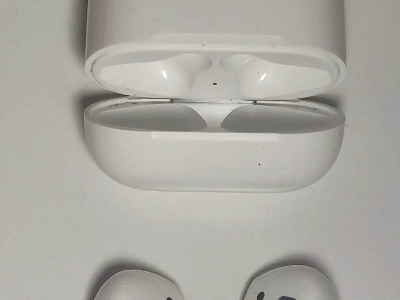 Billede 1 - Apple Airpods 2 Gen Trådløs Hovedtelefoner + lader