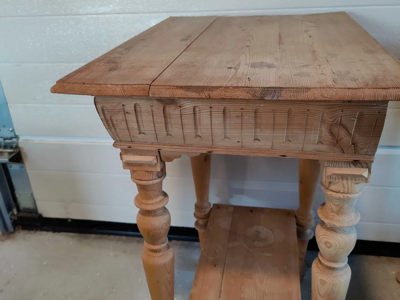 Billede 1 - Tobaksbord med drejede ben