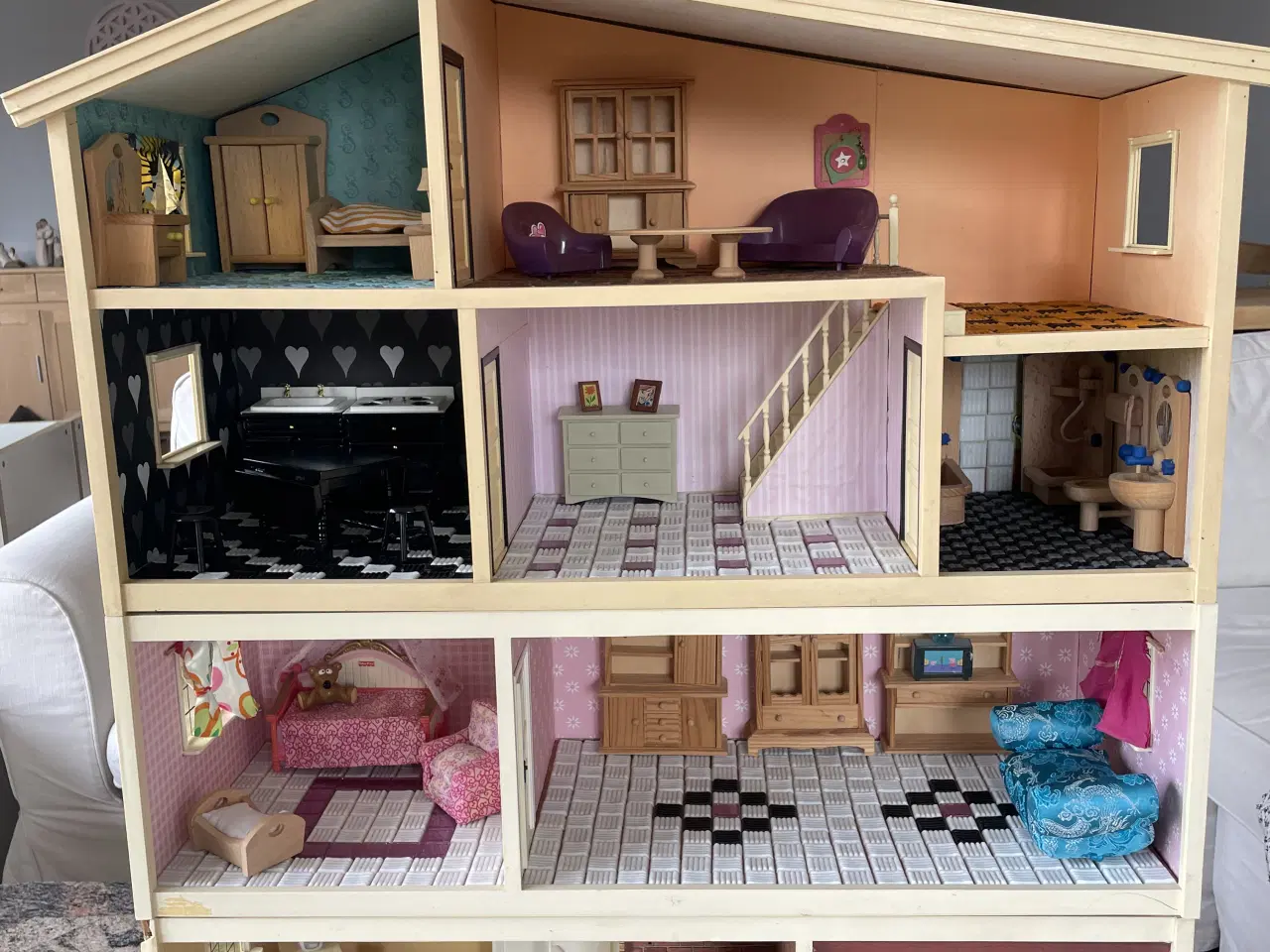 Billede 1 - Lumbydukkehus m. 4 etager ink. møbler 