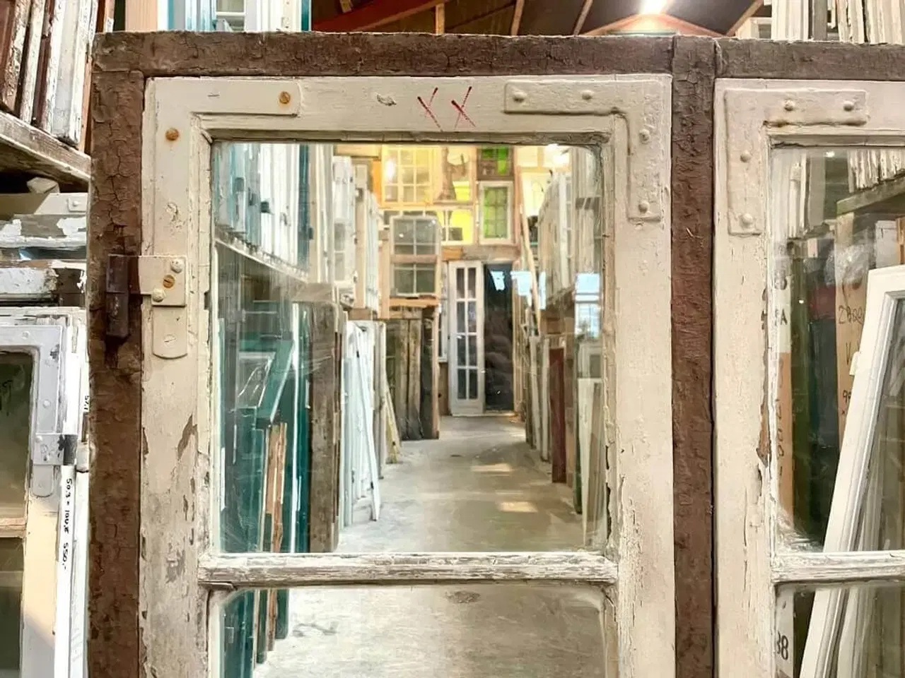 Billede 2 - Antikt kernetræsvindue m. karm og blæst glas