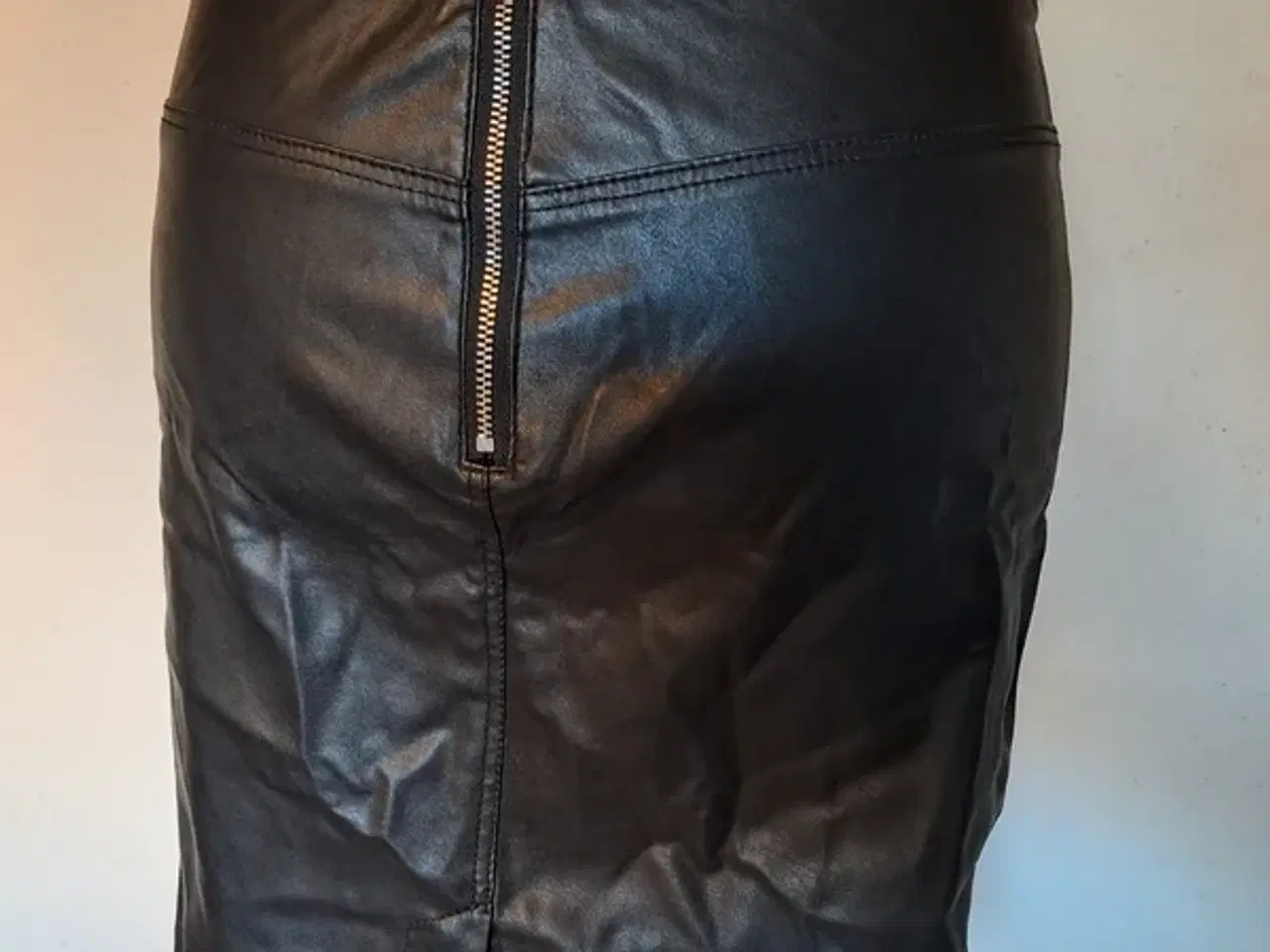 Billede 3 - Pieces str. S/M nederdel