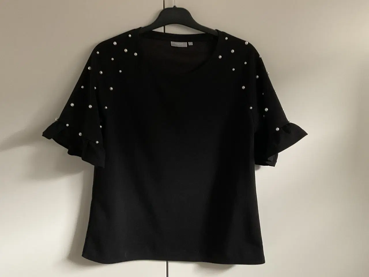Billede 1 - Super fin Franca bluse med perler og lille ærme, 