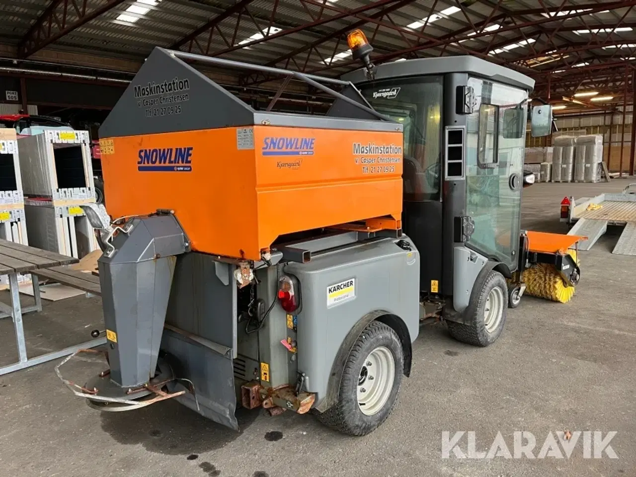 Billede 4 - Redskabsbærer Kärcher MIC 35 med kost og saltspreder