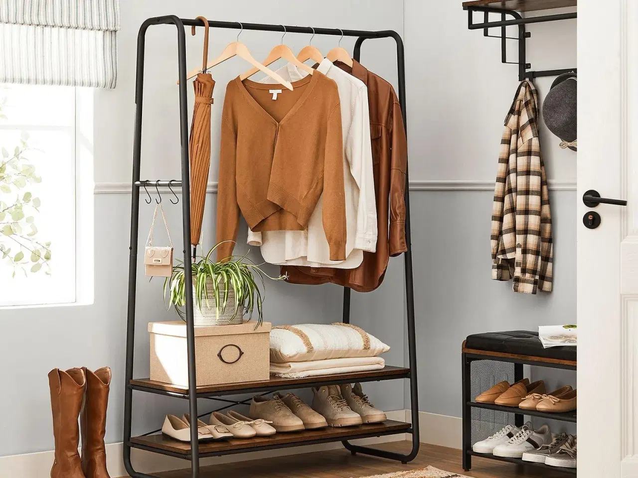 Billede 6 - Tøjstativ kraftig garderobestativ med 2 hylder, 6 S-kroge og stålramme, industrielt look i rustik brun/sort (RGR112B01)