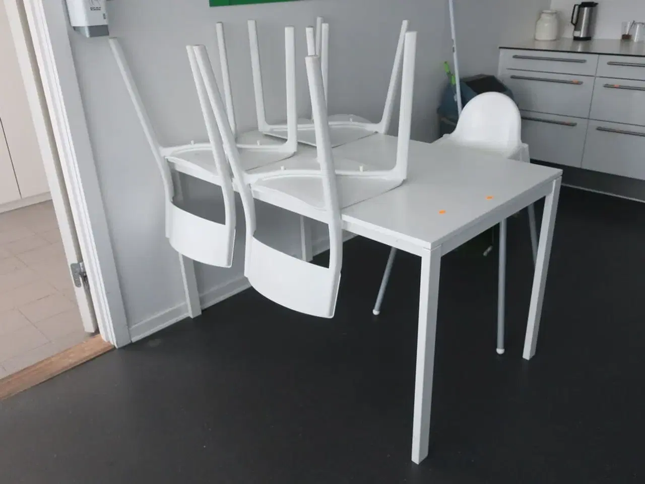 Billede 5 - 4 stk. spiseborde samt 15 stk. stole