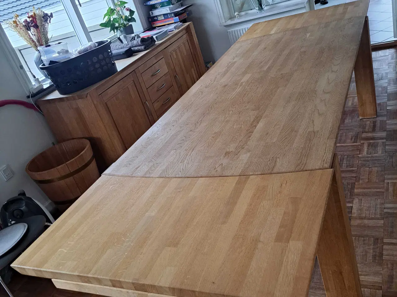 Billede 3 - Spisebord i massiv egetræ m 2 tillægsplader