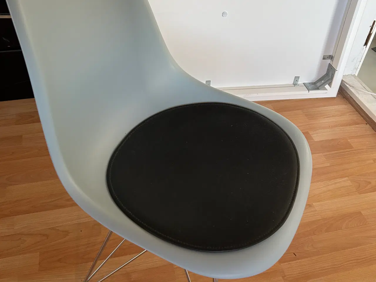 Billede 5 - Eames Spisebords stole i farver med hynder