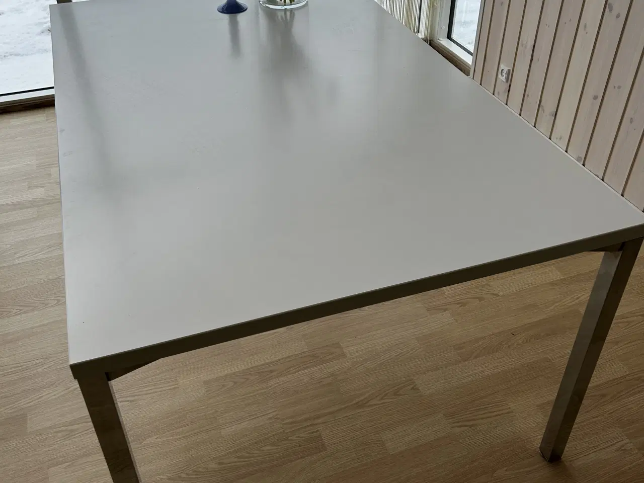 Billede 2 - Hvidt spisebord på stålben