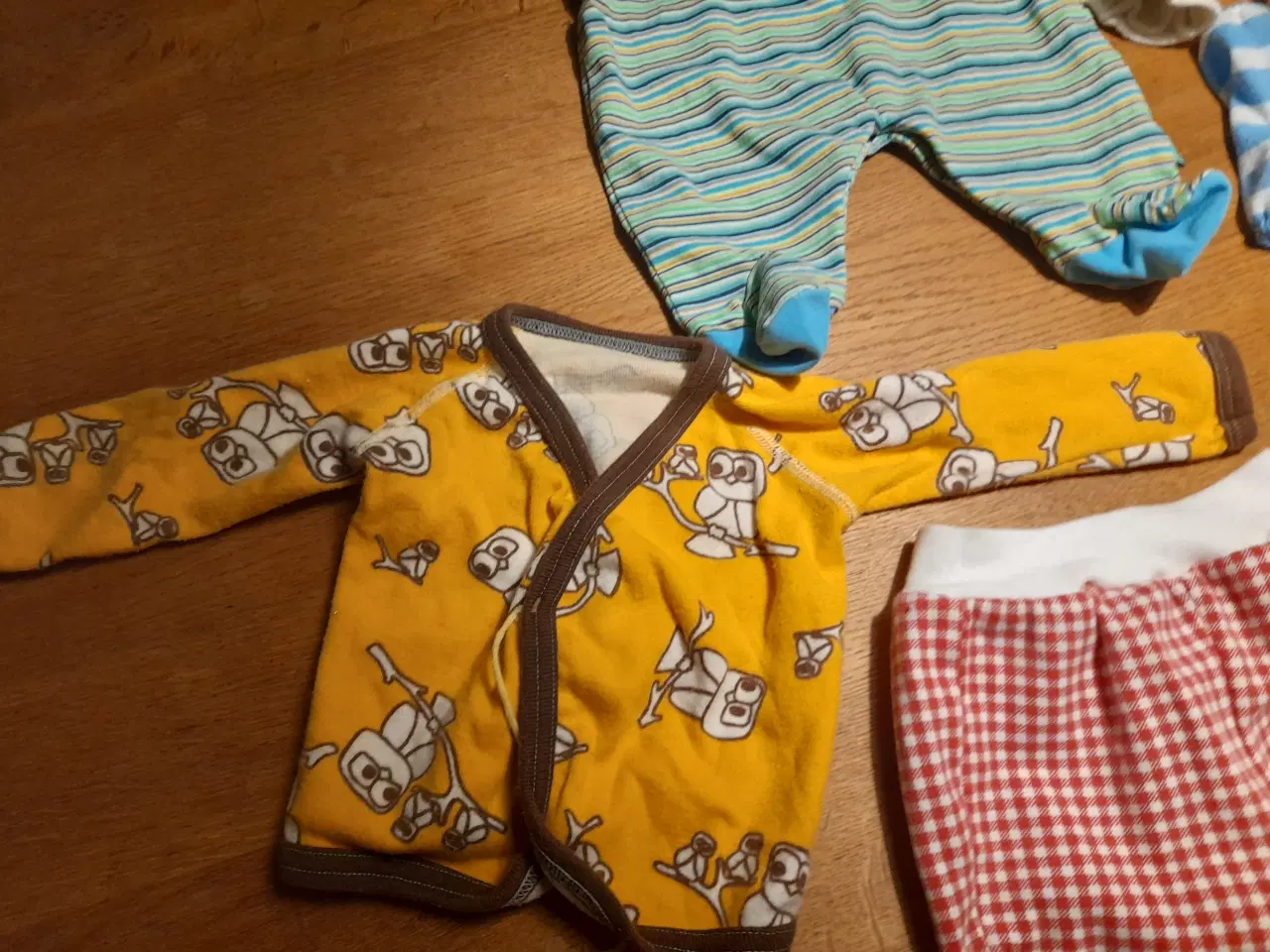 Billede 3 - 7 dele dukketøj.