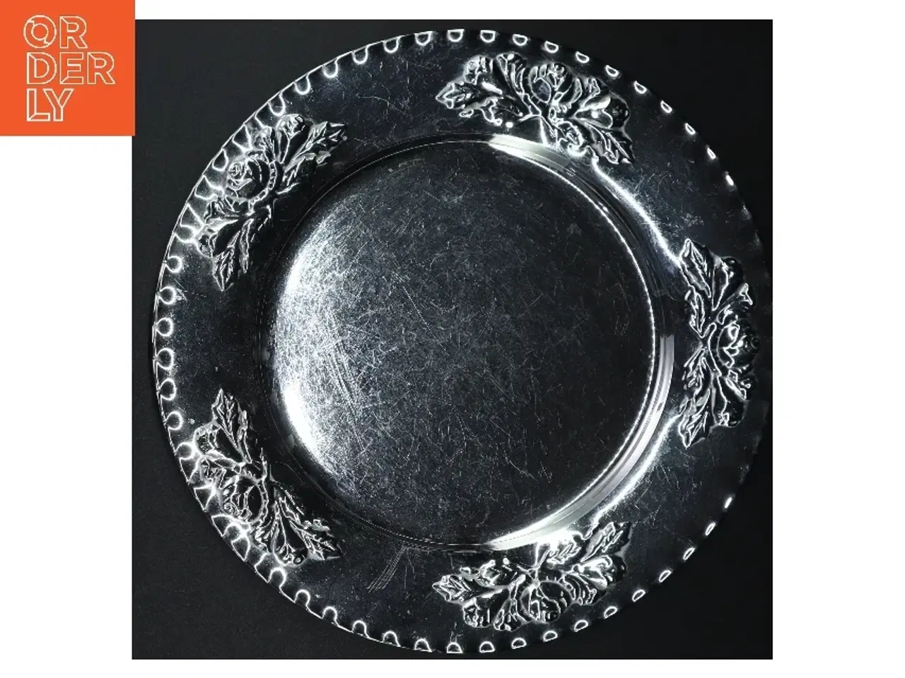 Billede 3 - Sølvfarvet serveringsfad med rosendekoration (str. Ø. 30 cm)