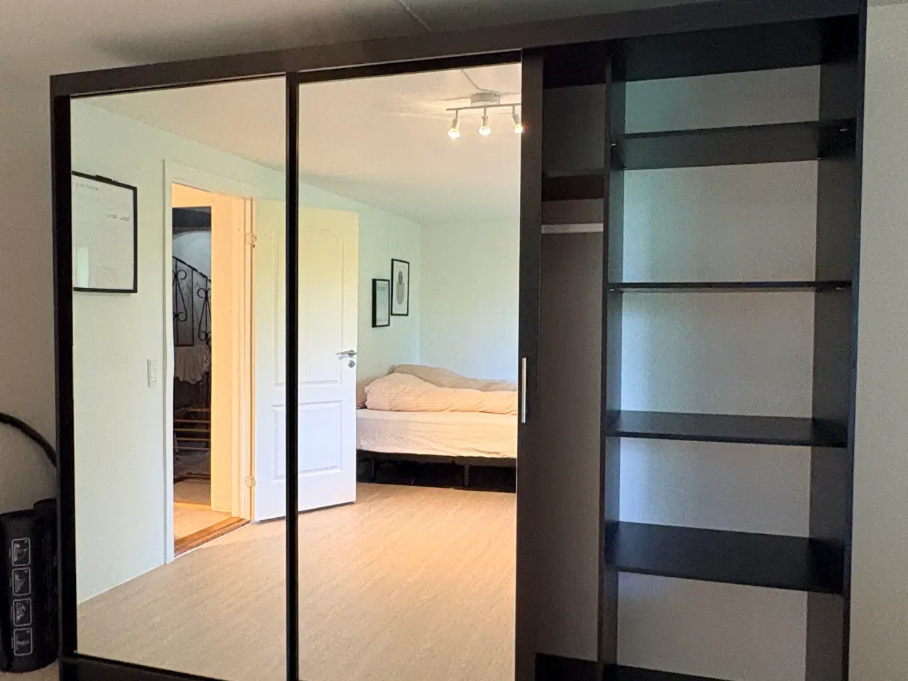 Billede 3 - Sia Garderobe med Spejl 250x215 cm