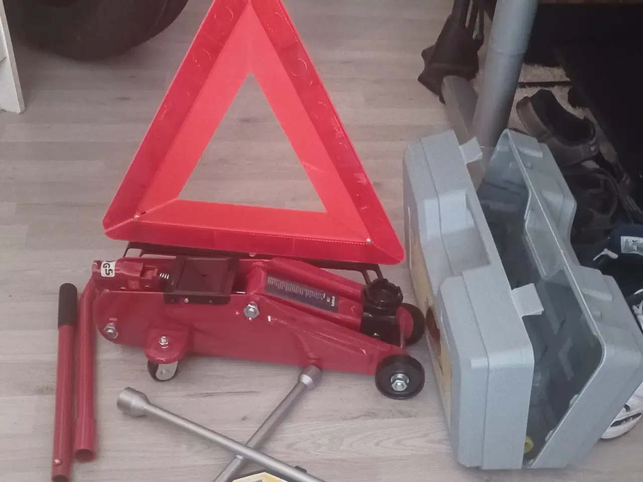 Billede 4 - Komplet hjulsæt + alt udstyr: 4 stk. dæk på stålfæ