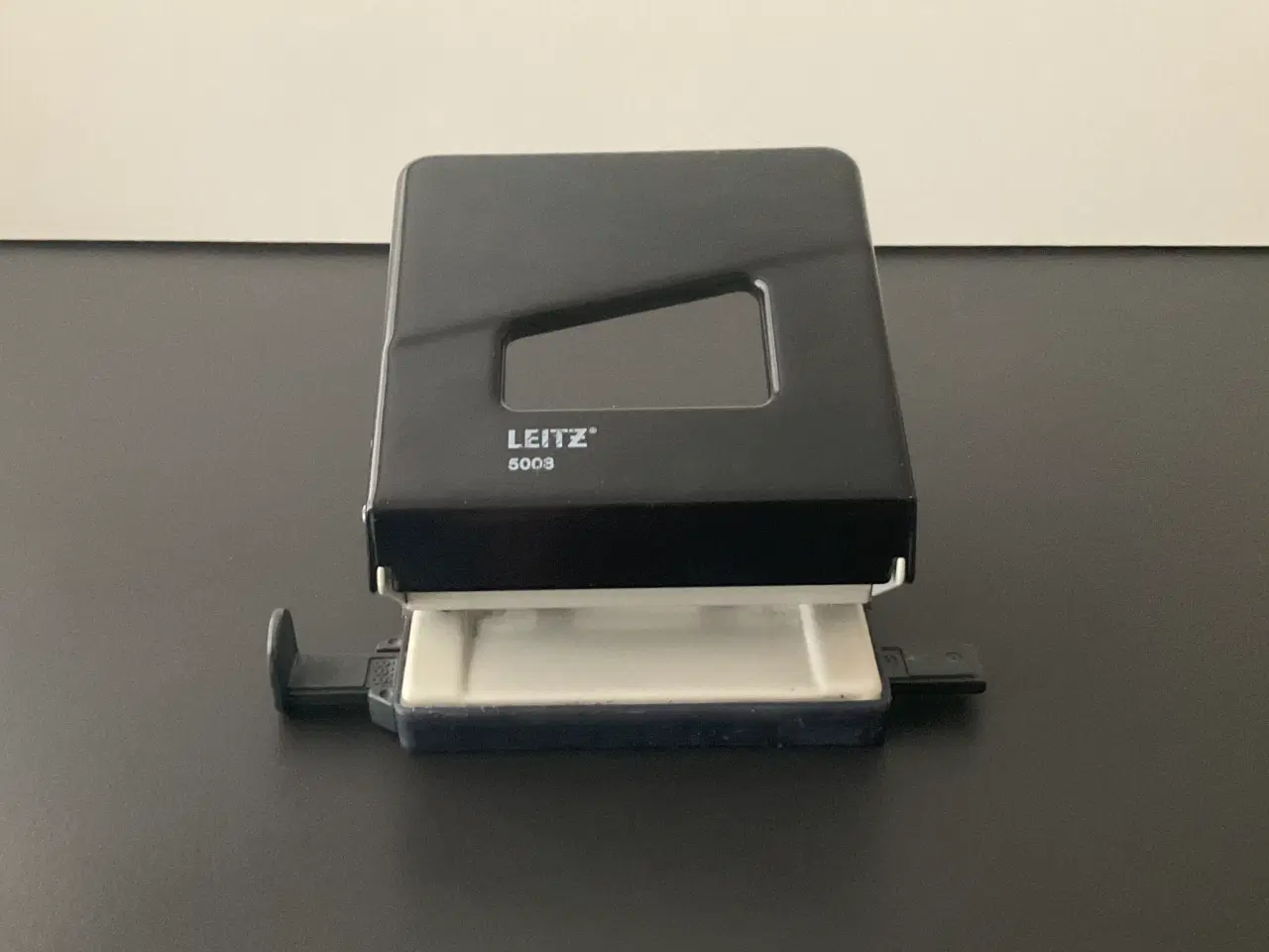 Billede 1 - Leitz 5008 hulapparat sort og hvid