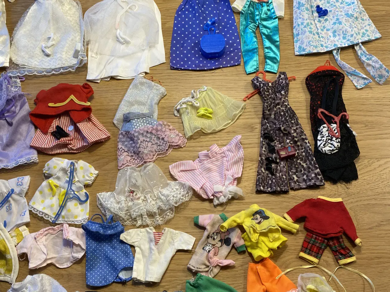 Billede 7 - Barbie dukker med tøj